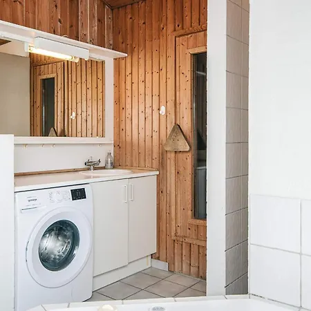 6 Person In Fano-by Traum *