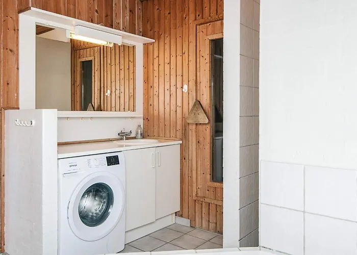 6 Person In Fano-by Traum *